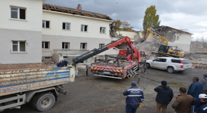 Valihafızpaşa İlkokul binası yıkıldı