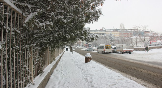 Yedisu - Erzurum yolunda kar engeli