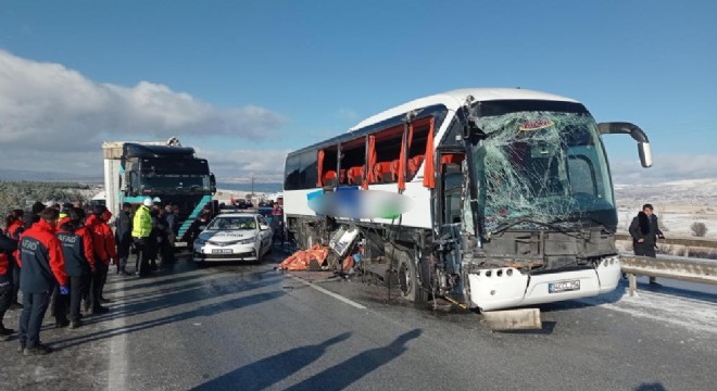 Yıldızeli yolunda otobüs kazası: 1 ölü 2 yaralı
