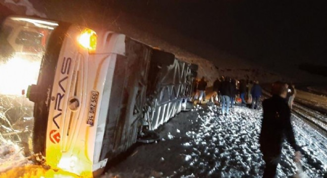Yolcu otobüsü devrildi: 4 ölü, 18 yaralı(DÜZELTME)