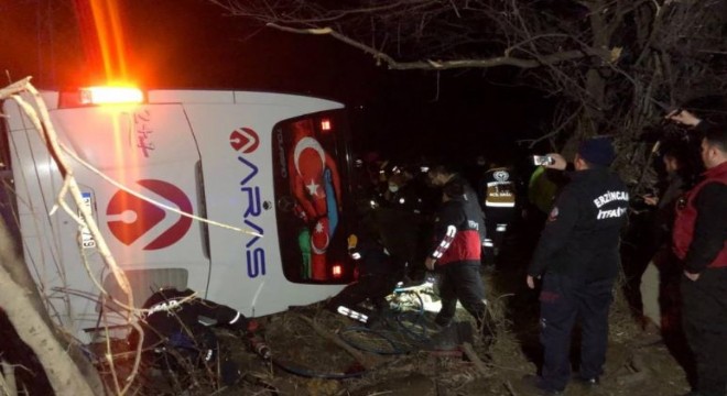 Yolcu otobüsü şarampole devrildi: 2 ölü, 33 yaralı