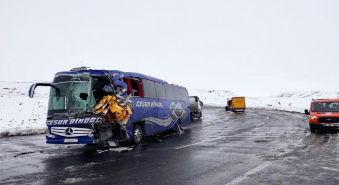 Yolcu otobüsüyle tır çarpıştı: 1 ölü, 3 yaralı