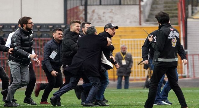Karagümrük - Altay maçının ardından saha karıştı