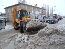 Karaçoban Belediyesi kar temizliğine yoğunlaştı