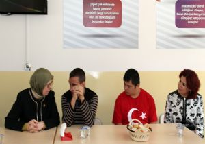 Bakan Ramazanoğlu otistik çocuklarla buluştu