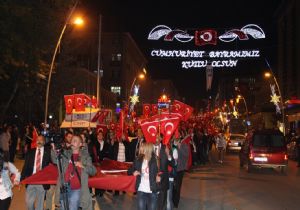 CHP’lilerden  Meşaleli Cumhuriyet yürüyüşü