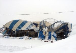 Kar, Halı Sahanın çatısını yıktı
