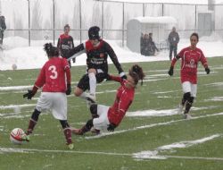 Kar altında futbol mücadelesi