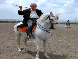 Osmanoğlu, at bindi, cirit attı