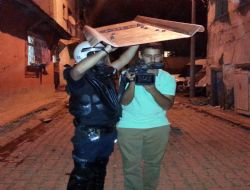 Polis gazetecileri korudu