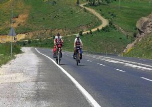 İsviçreli bisikletçiler Erzurum yolunda