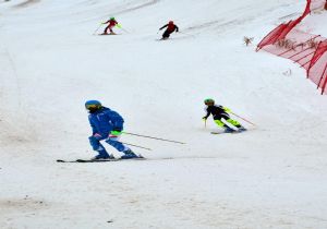Sezonun ilk kayak yarışı Palandöken’de yapıldı 