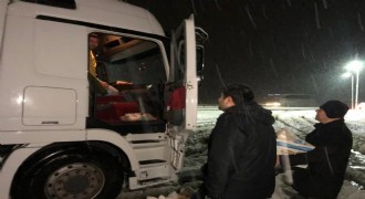 Amasya’da yolda mahsur kalan tır sürücülerine yardım