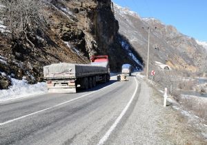 Erzurum -Tunceli  karayoluna kaya düştü