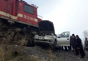 Yolcu treni otomobile çarptı: 1 ölü