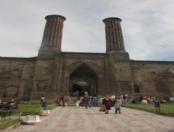 Çifte Minareli Medrese ye turist ilgisi