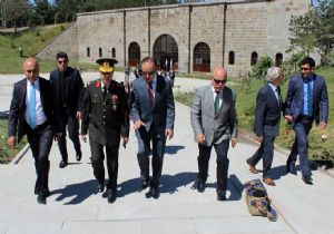 ‘Bize düşen görev; aziz vatana hizmet etmektir’