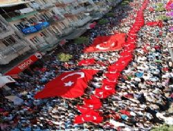 Şehidi on binler uğurladı