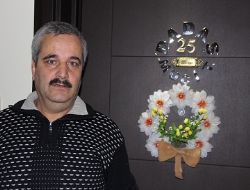 Mucitliğini kapıya kazıdı