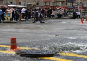 Su şebekesi patladı, cadde su altında kaldı