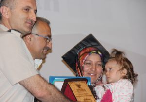 Diploma sevincini bebeğiyle paylaştı