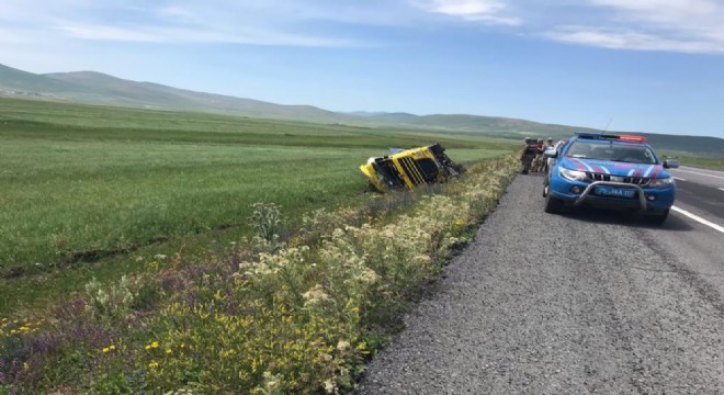 Ardahan yolunda tır devrildi: 1 yaralı