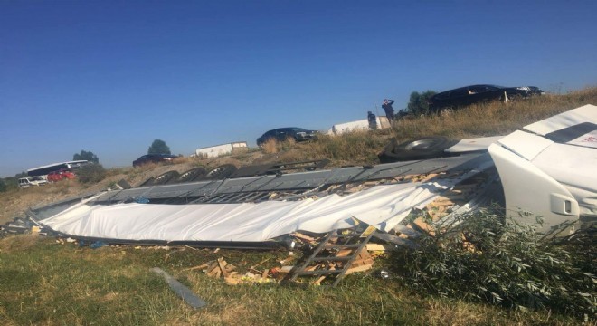 Aşkale’de sebze yüklü tır şarampole yuvarlandı