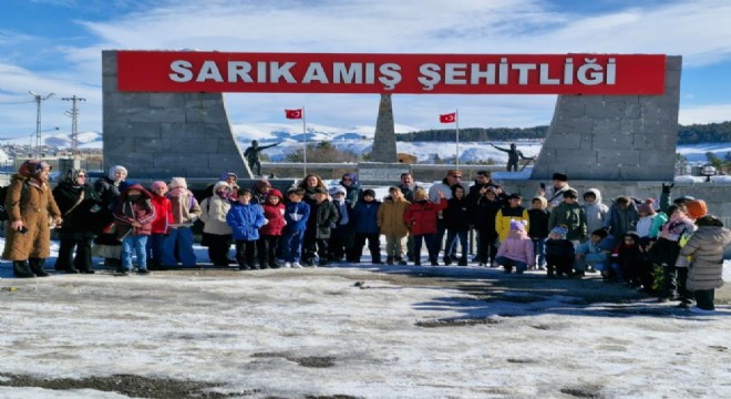 Başöğretmen öğrencilerinden şühedaya vefa