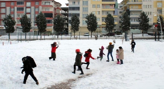 Bayburt ta kar nedeniyle okullar bir gün tatil edildi