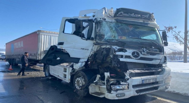 Bitlis yolunda tırlar çarpıştı