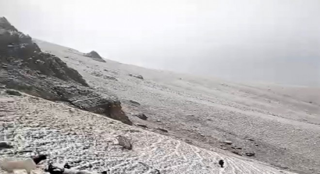 Çakmak Dağı'na mevsimin ilk karı düştü