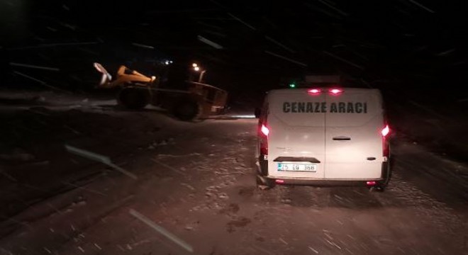 Cenaze aracı tipide mahsur kaldı