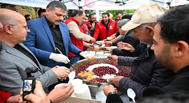 Çiftçi aşure bereketini paylaştı