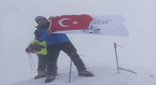 ETÜ adını Ağrı Dağı'nın zirvesine taşıdı