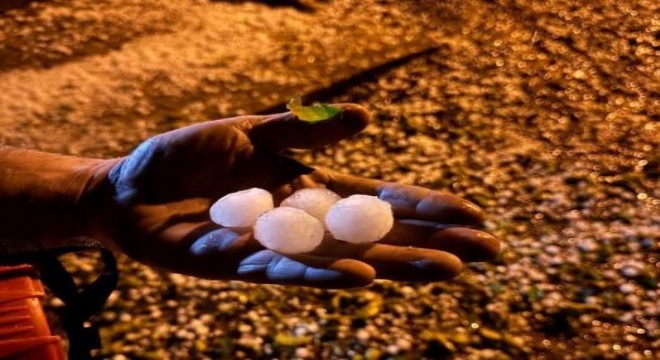 Elazığ’da ceviz büyüklüğünde dolu yağdı