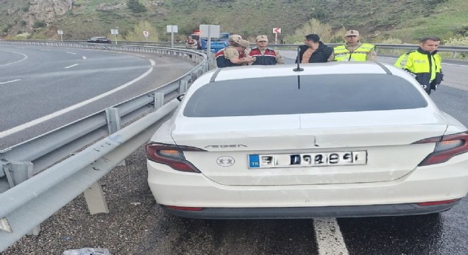 Erzincan yolunda otomobil bariyere çarptı: 1 yaralı