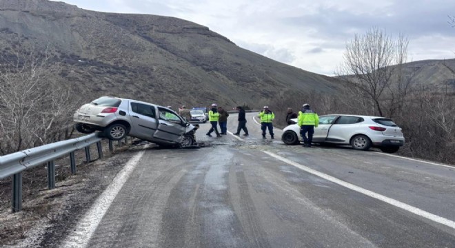 Erzincan yolunda trafik kazası: 4 yaralı