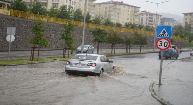 Erzurum - Bingöl yolunda su baskını