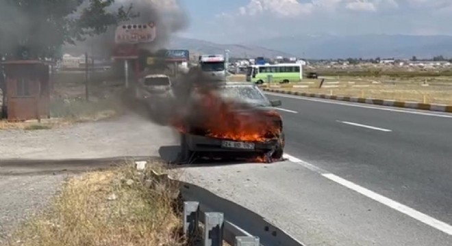 Erzurum - Erzincan yolunda otomobil küle döndü