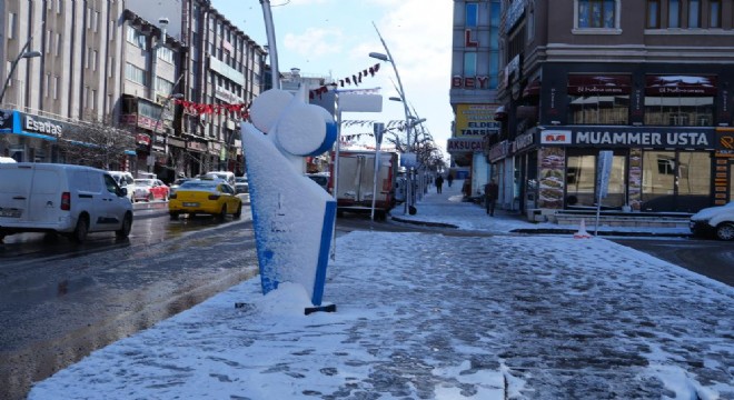 Erzurum güne yine karla uyandı