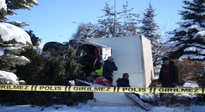 Fatih Sultan Mehmet Bulvarı'nda kaza: 3 yaralı