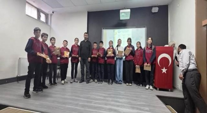 Gençler Resûlullah'a sevgide yarıştı