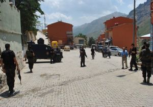 Bomba yüklü araç karakola girmeden imha edildi 
