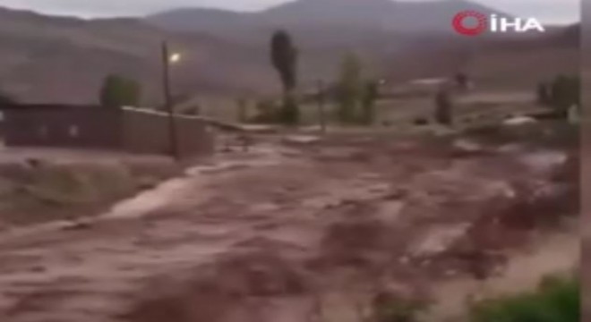 Horasan’da sel ekili arazilere zarar verdi