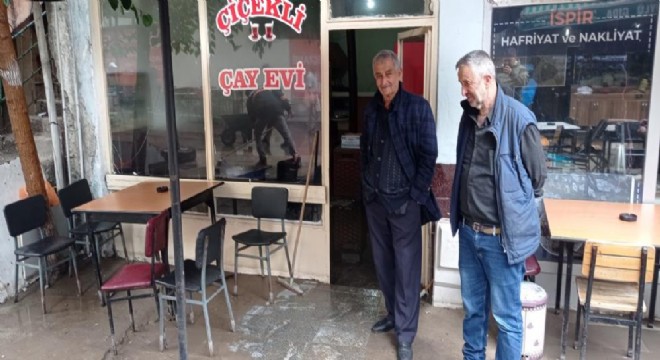 İspir’de iş yerlerini su bastı