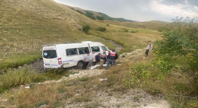 İspir'de yolcu minibüsü şarampole devrildi: 3 yaralı
