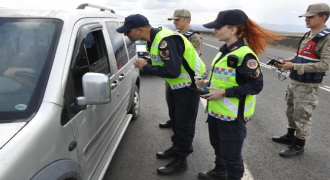 Jandarma yol kontrollerini artırdı