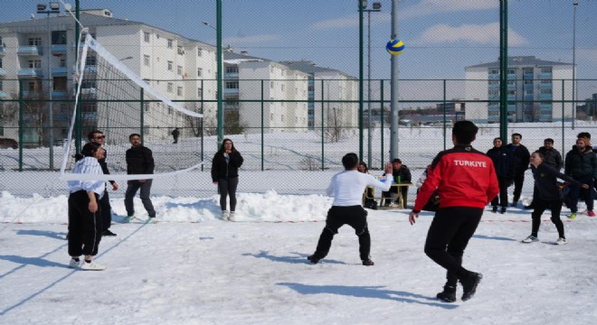 Kampüste kar voleybolu heyecanı