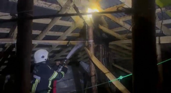Karayazı da çatı yangını