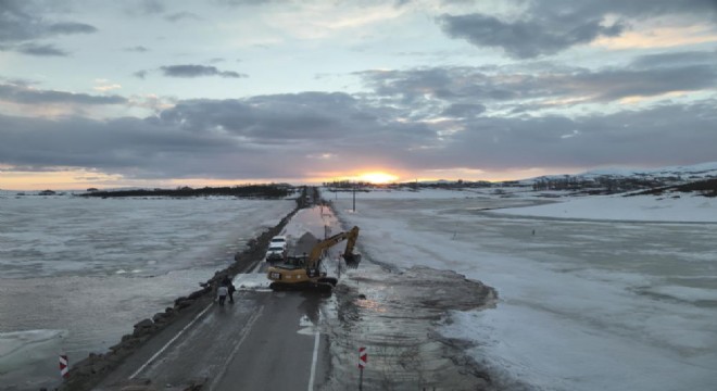 Karayazı'da gölet taştı, yol ulaşıma kapatıldı
